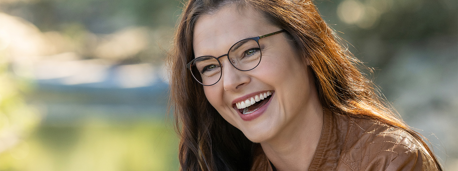 Jay´s: Lachende Frau mit Brille